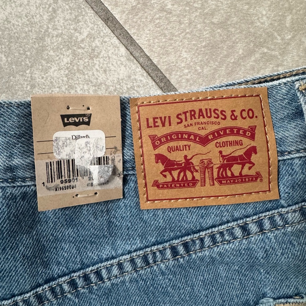 NWT Levi's Women's Blue Denim High Waisted Mom Shorts - Picture 4 of 7